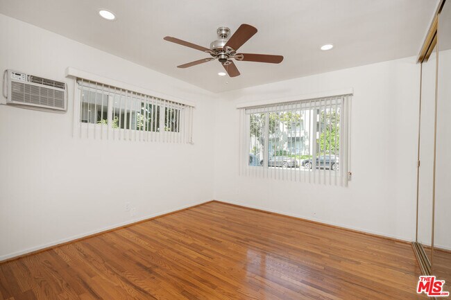 Building Photo - 256 S Doheny Dr