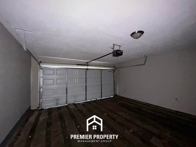 Building Photo - Spacious 4BR/2BA Southaven Home | Hardwood Floors, Fireplace & Fenced Yard with Shed