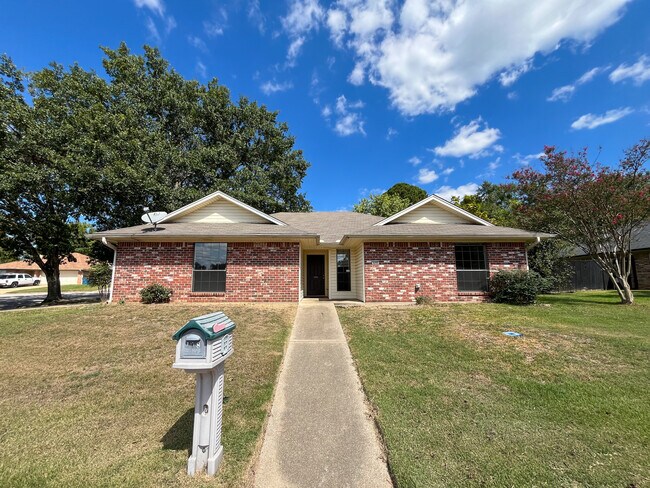 Primary Photo - 408 Briar Square