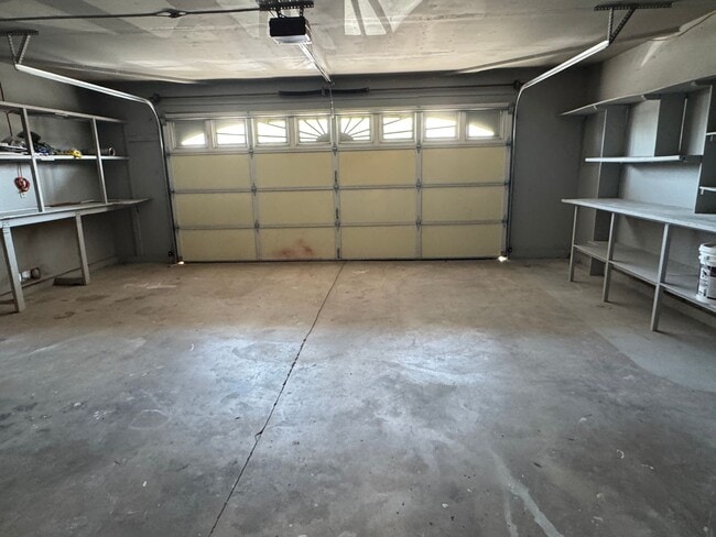 Building Photo - Single story home with low maintenance lan...