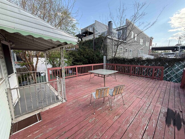 Building Photo - 36 W 9th St