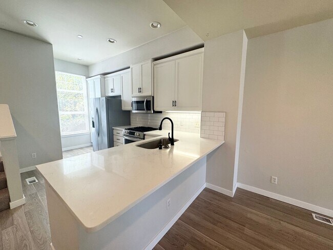 Building Photo - Spacious is Aqua Highlands one bedroom plu...