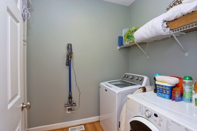 Building Photo - End Unit Townhome in the Heart of Chapel Hill
