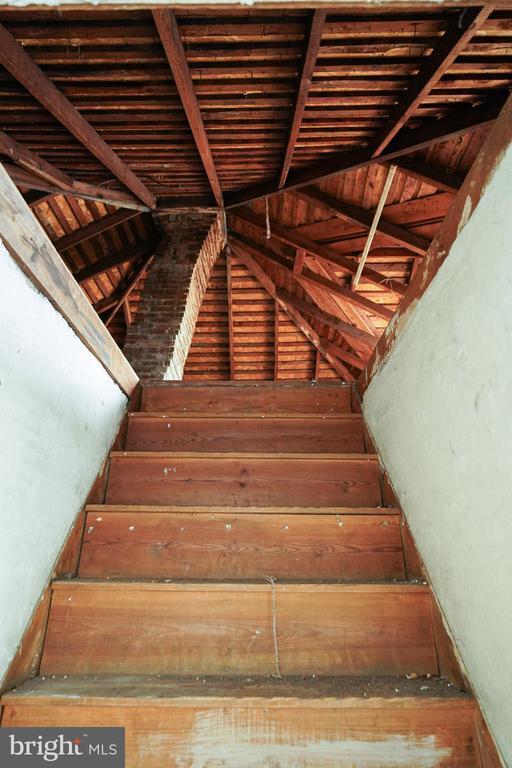 Building Photo - 305 E Pine St