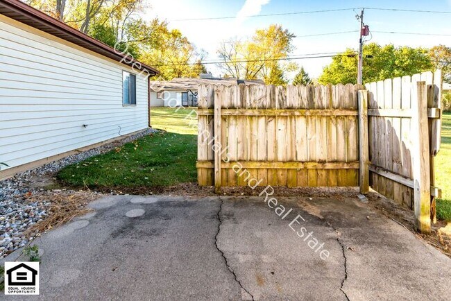 Building Photo - 4934 Vermont Ln