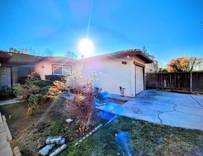 Building Photo - Charming 2bd Duplex With Private Yard & Garage