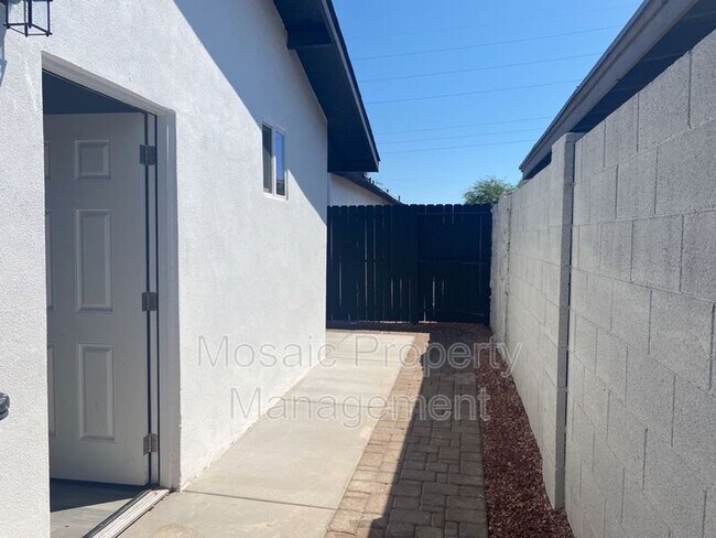 Building Photo - 257 E Oakland St