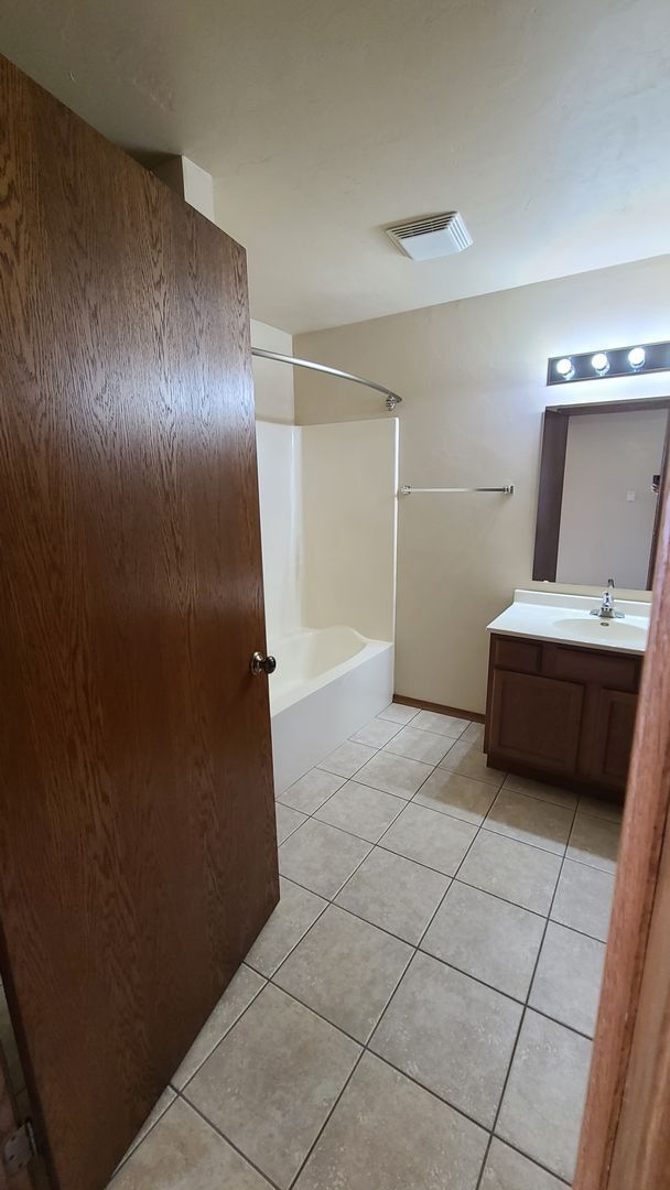 Building Photo - 1 Bed, 1 Bath 890 Sq Ft