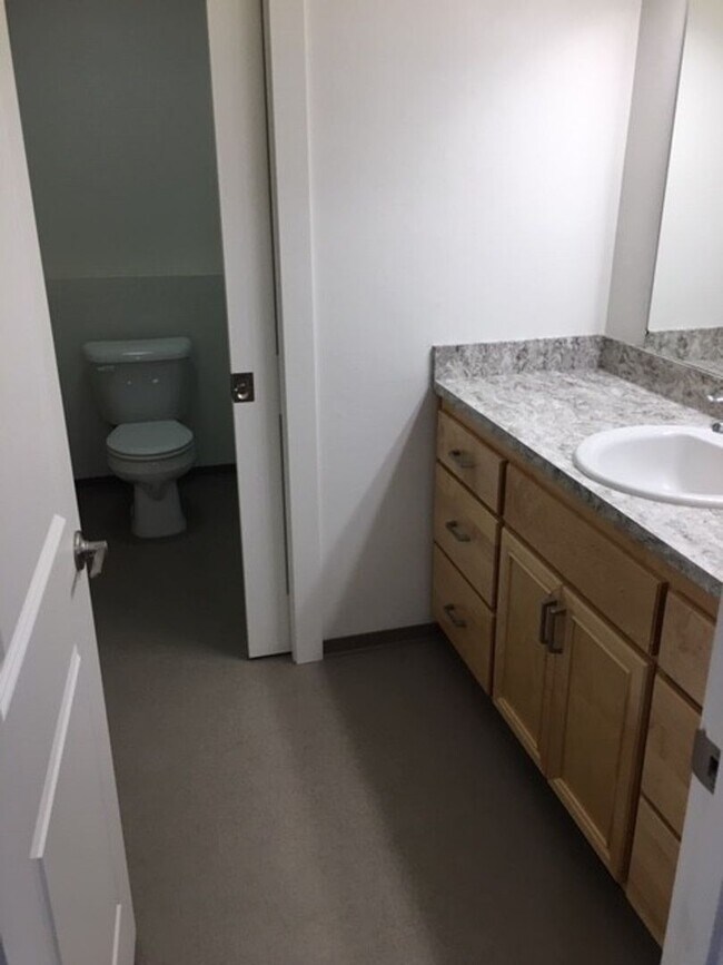 Building Photo - Gorgeous Recently updated 3 bed House Just Blocks from Campus!