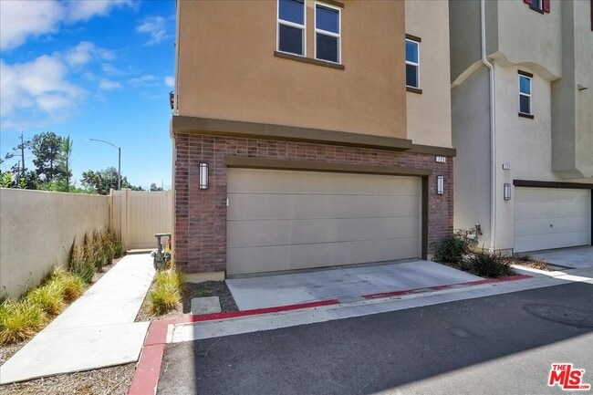 Building Photo - 725 Daniel Freeman Cir