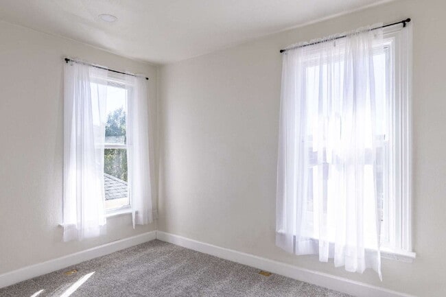 Building Photo - Stunning Remodeled Patio Home in Baker – 3...
