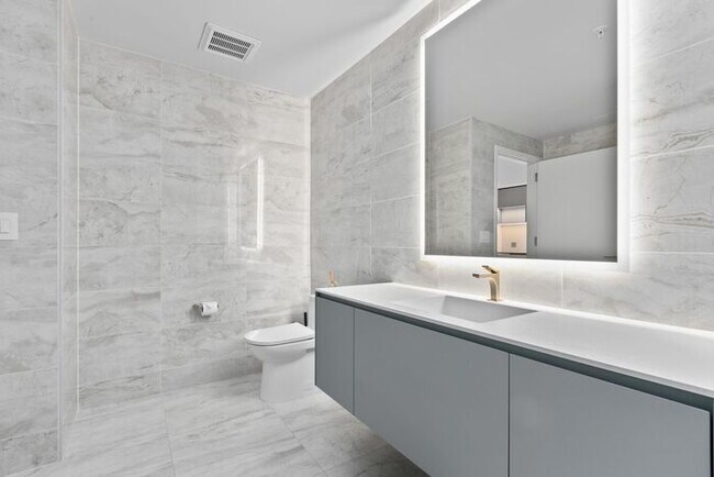 Building Photo - Luxury Executive Condo w/AC in the Heart o...