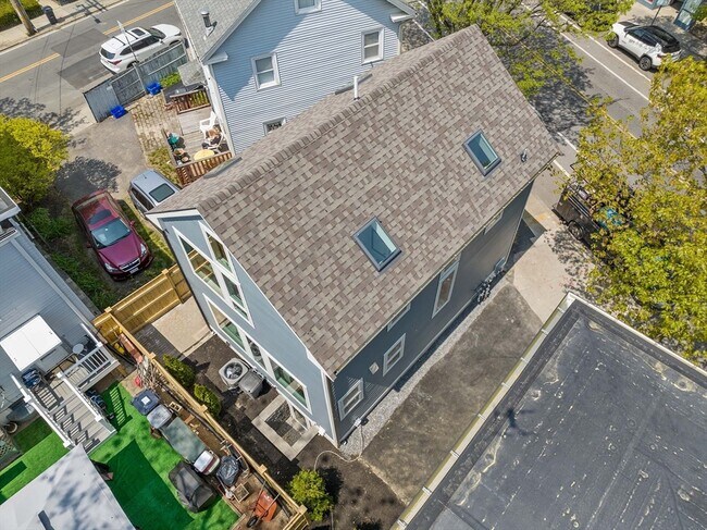 Building Photo - 112 Hampshire St