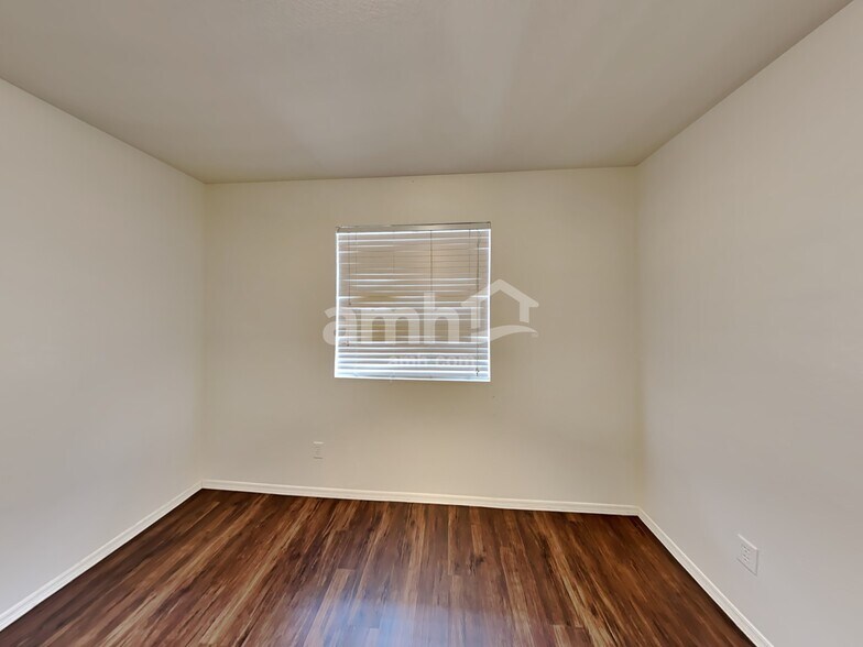 Building Photo - 1364 N Rowen
