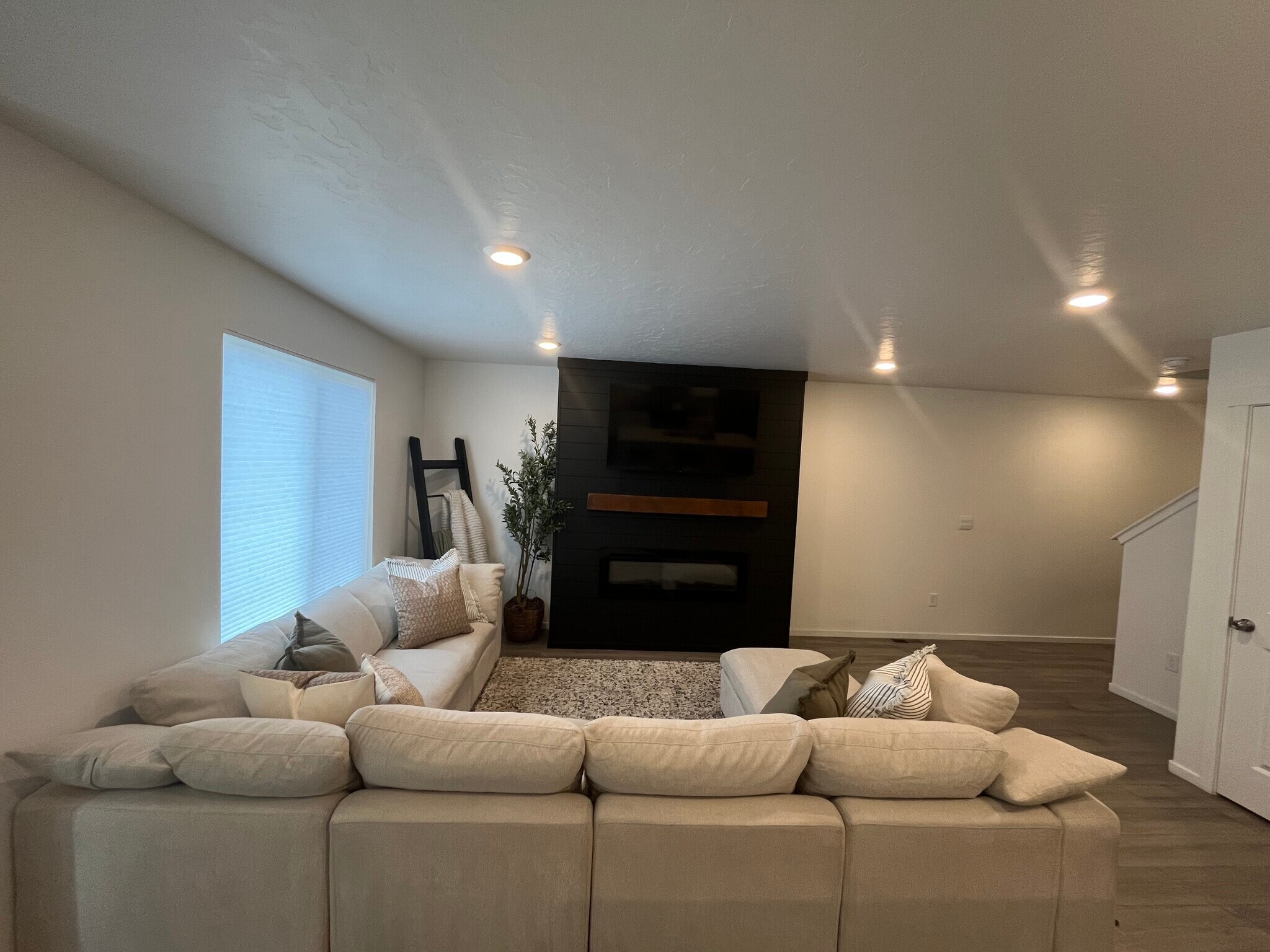 Building Photo - 986 E Manifest Ln