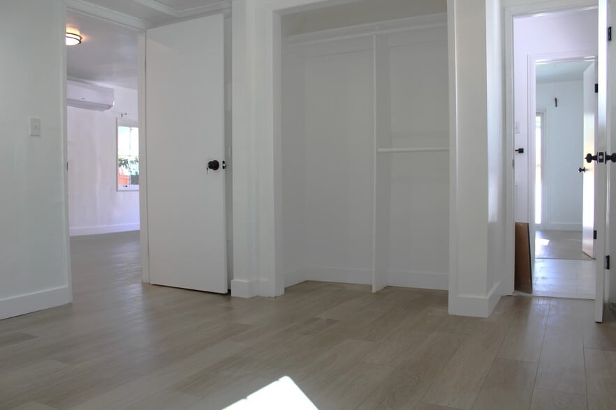 Building Photo - 1037 Pleasantview Ave