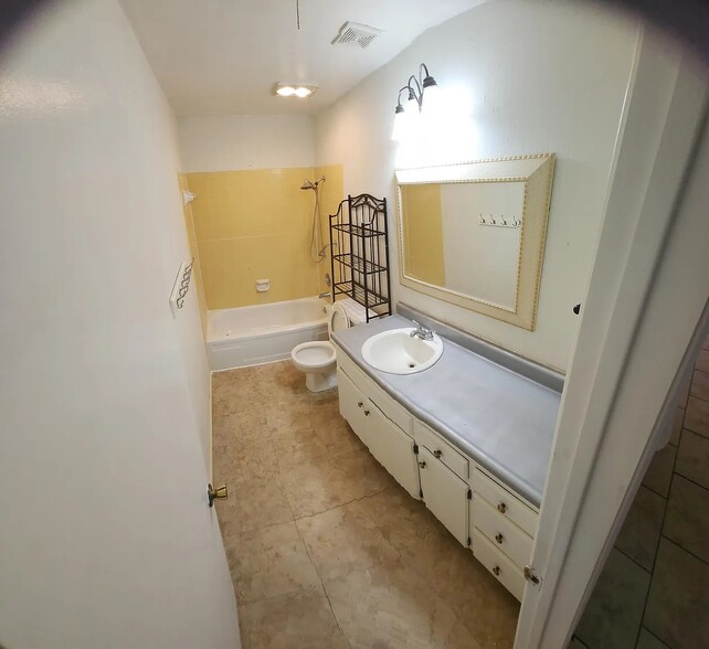 Central Full Bathroom with Tub Conveniently located in the heart of the home. - 1301 La Paloma St