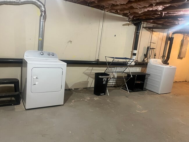 Building Photo - 244 High Path Rd