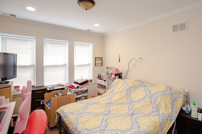 Building Photo - 6301 N Francisco Ave