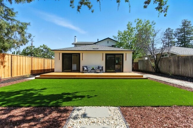 Building Photo - Refined Redwood City Living: Exquisitely R...