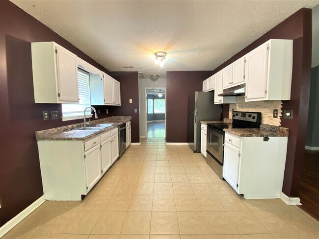 Building Photo - 200 S Creek Dr