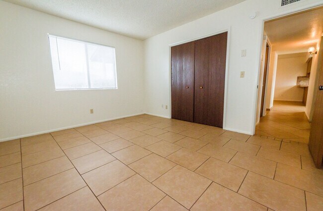 Building Photo - Charming Cul De Sac Home with Fireplace, Central A/C & Garage!