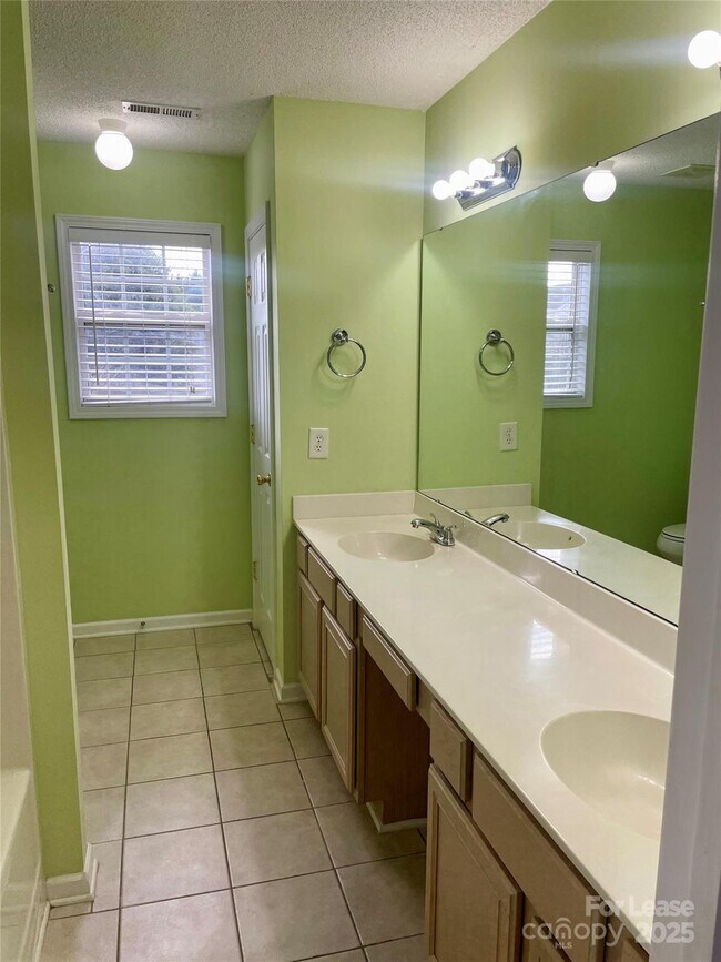 Building Photo - 3823 Thomas Ridge Dr