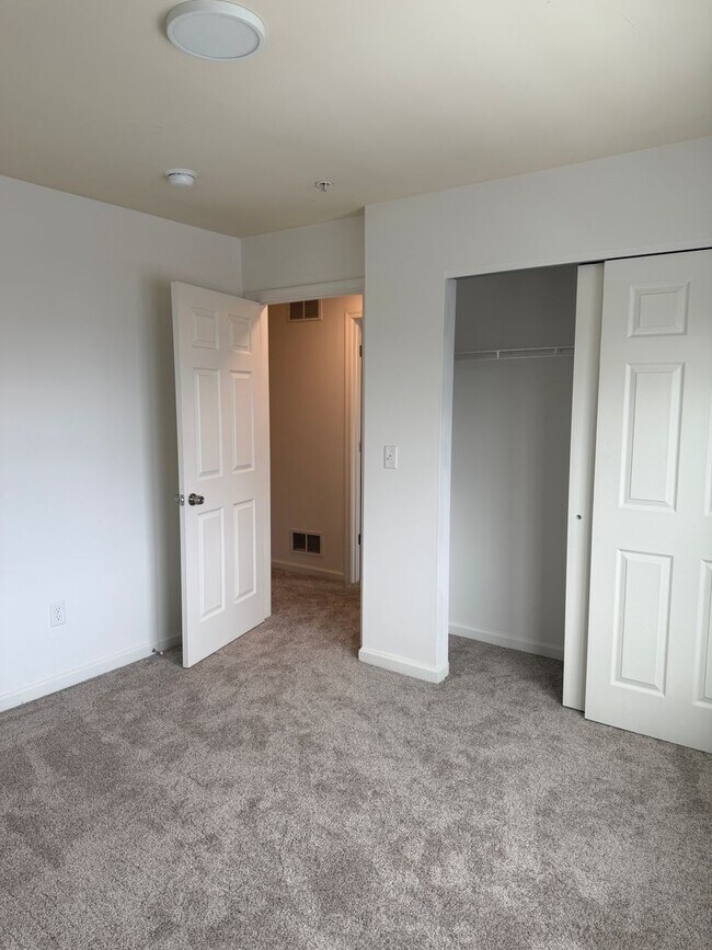 Building Photo - 12-12 Creekside Dr