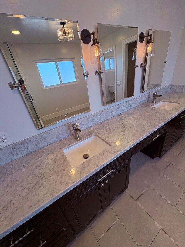 Building Photo - Upgraded 3 bedroom, 2 1/2 bath home with HUGE private yard.  This is a true hidden gem.