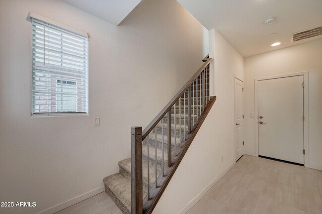 Building Photo - 1717 E Dogwood Ln