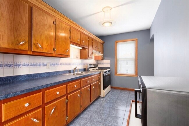 Building Photo - 344 Snell St