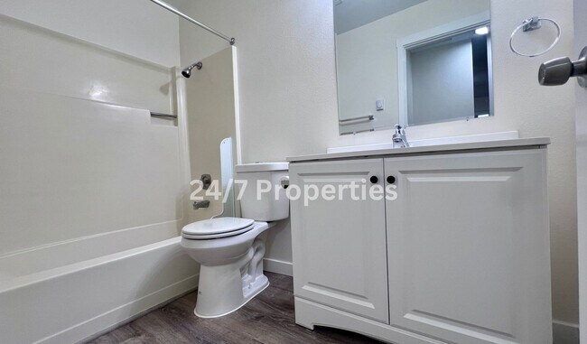 Building Photo - Newly Updated 1BD I 1BA - SANDY OR!