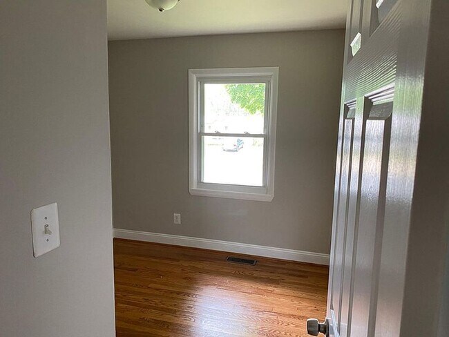 Building Photo - Spacious 5BR/2BA Single Family | Fresh Paint + New Carpet | New Kitchen Floor | Huge Yard + Deck