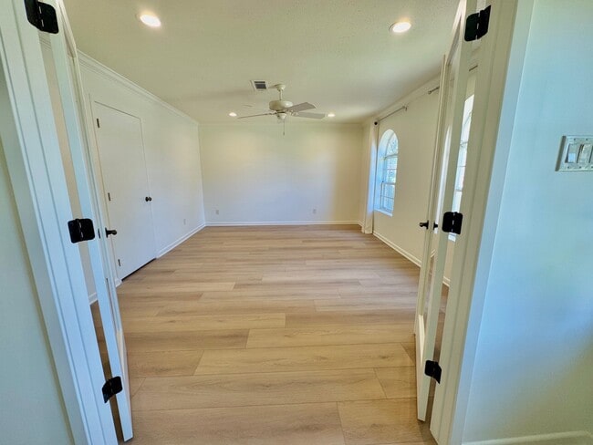 Building Photo - 5935 Meadow Way