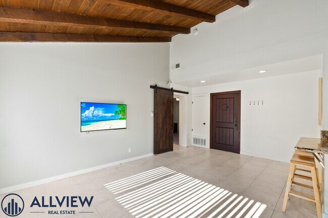 Building Photo - Highly upgraded 3 bed 2 bath condo availab...