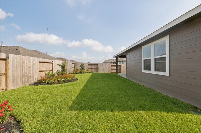 Building Photo - 698 Daniels Lk Ln