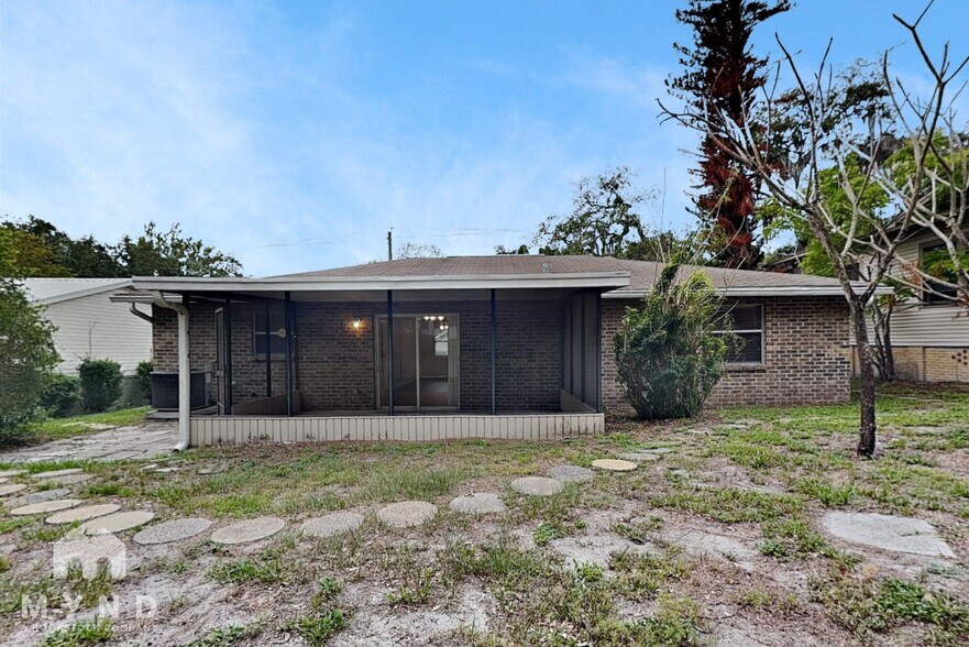 Building Photo - 132 E Poinsettia St