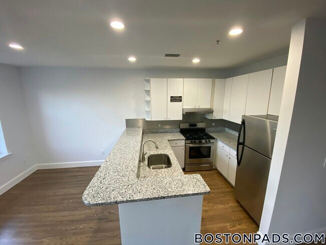 Building Photo - 140 Boylston St