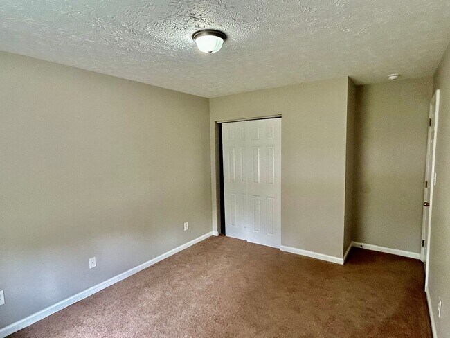 Building Photo - 2 Bed 1.5 Bath Pay ONLY Electric!