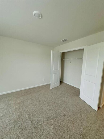 Building Photo - 327 Vly Oak Dr