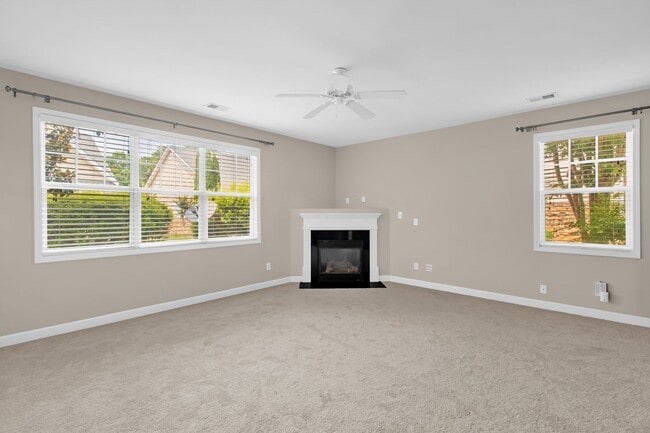 Building Photo - Beautiful Maintanance-Free 3 bedrooms 3 FU...