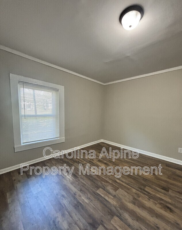 Building Photo - 604 W Elm St