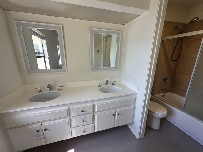 Building Photo - Newly Renovated 2 bedroom 2 bathroom Home in Costa Mesa