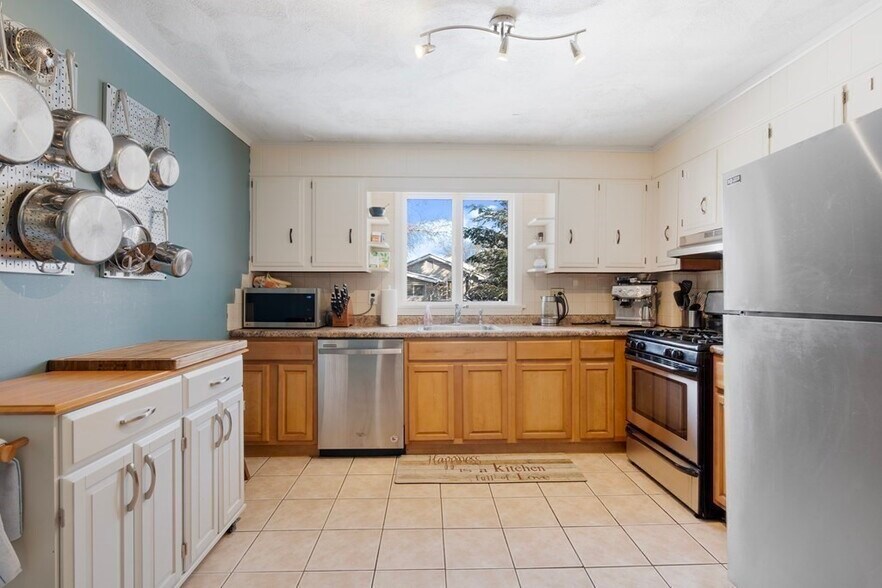 Building Photo - 180 Jerome St