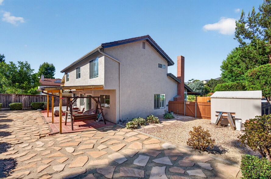 Building Photo - 13962 Barrymore St