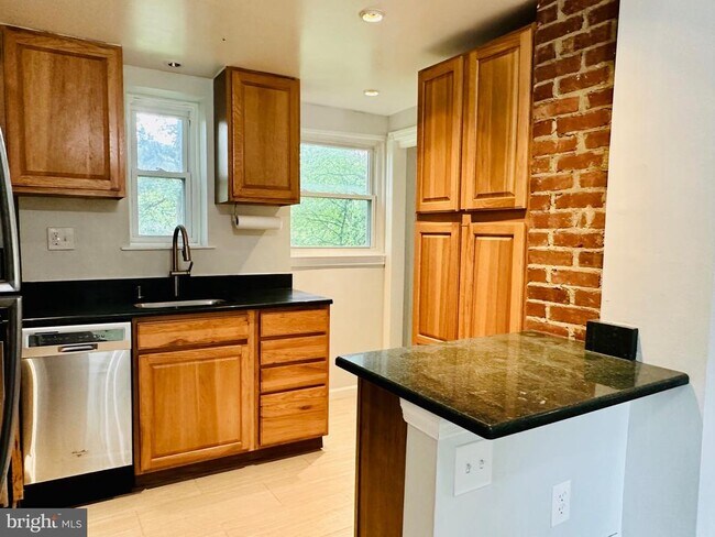 Building Photo - 2500 Lake Ave