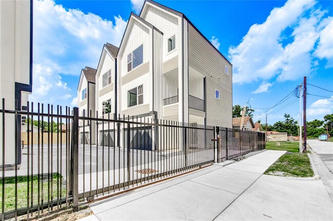 Building Photo - 4043 Buck St