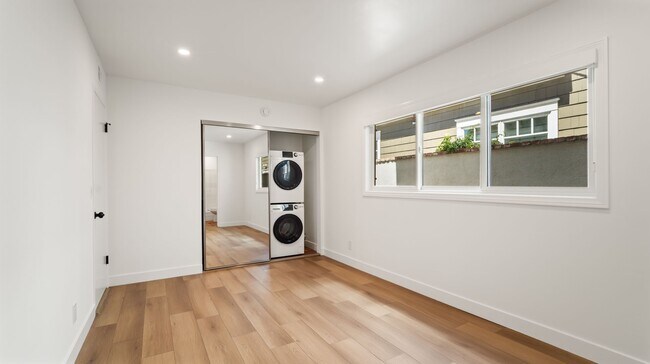 Building Photo - Larkspur Duplex