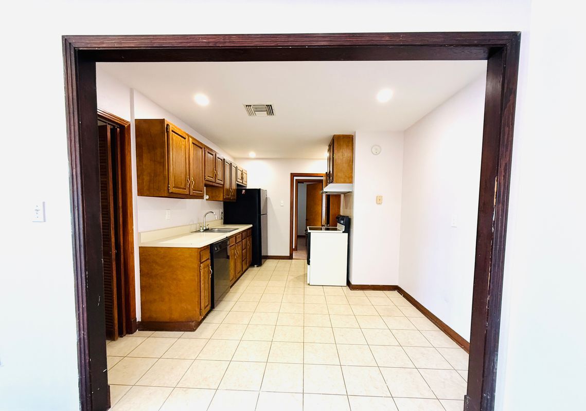 Building Photo - 1104 N Bengal Rd