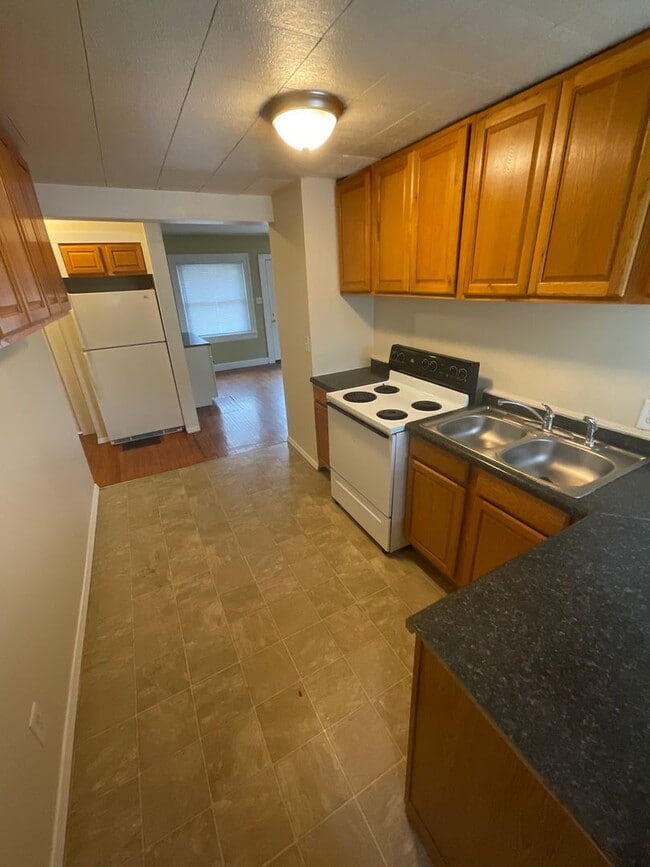 Building Photo - ***AVAILABLE AUGUST 2027*** 5 Bed 2 Bath house. Close to business school. Excellent Location!